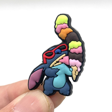 Cargar imagen en el visor de la galería, Pin Crocs Stitch - 117011