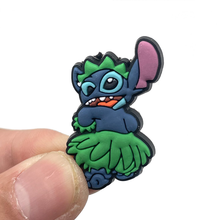 Cargar imagen en el visor de la galería, Pin Crocs Stitch - 117011