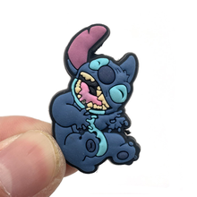 Cargar imagen en el visor de la galería, Pin Crocs Stitch - 117011