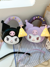 Cargar imagen en el visor de la galería, Cartera Kuromi Semi cuero asa de peluche - 117273
